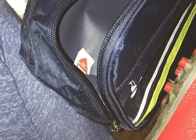 (Image) Tottenham fan finds Arsenal tag on the boot bag he received from the online store
