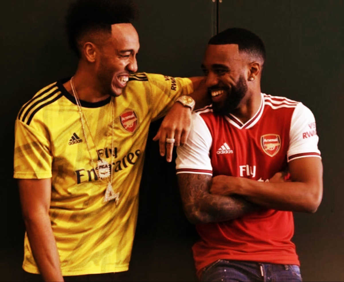 Ever wondered how would the current Arsenal home kit look if the colours were reversed?