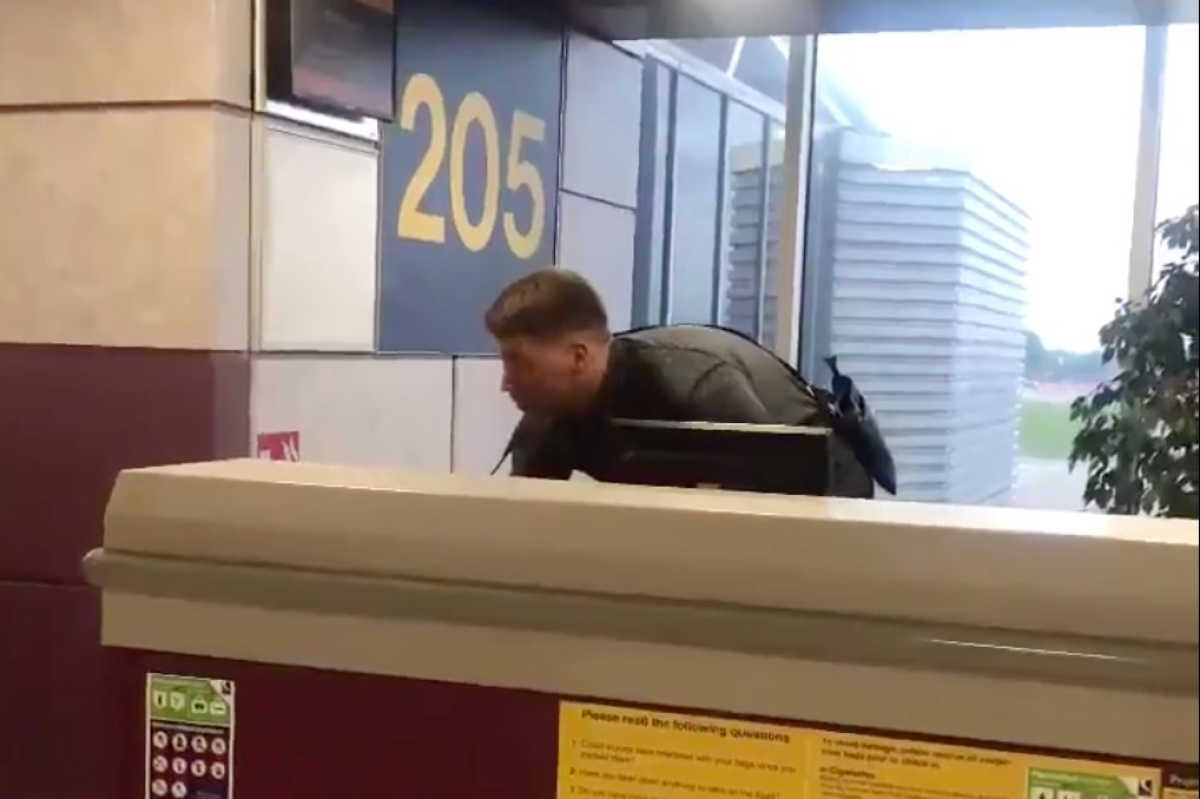 (Video) Airport officials wouldn’t have liked this Liverpool fan singing the Firmino song on the tannoy