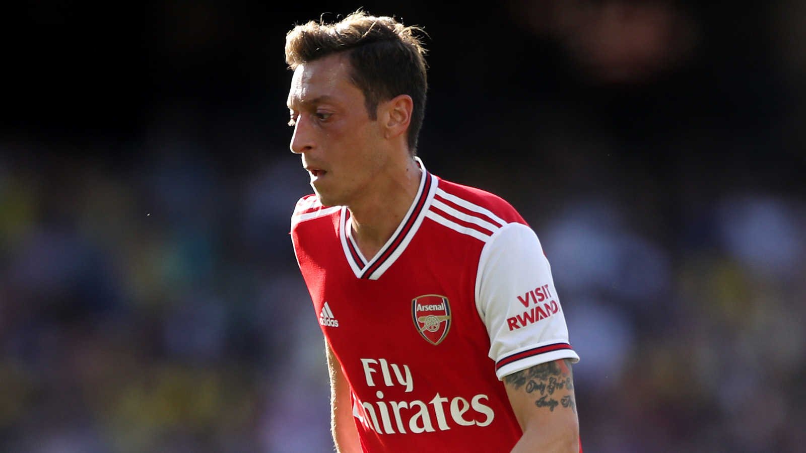 Mesut Ozil puts on a show as NBA legend visits Emirates to watch the Arsenal star in action against Man United