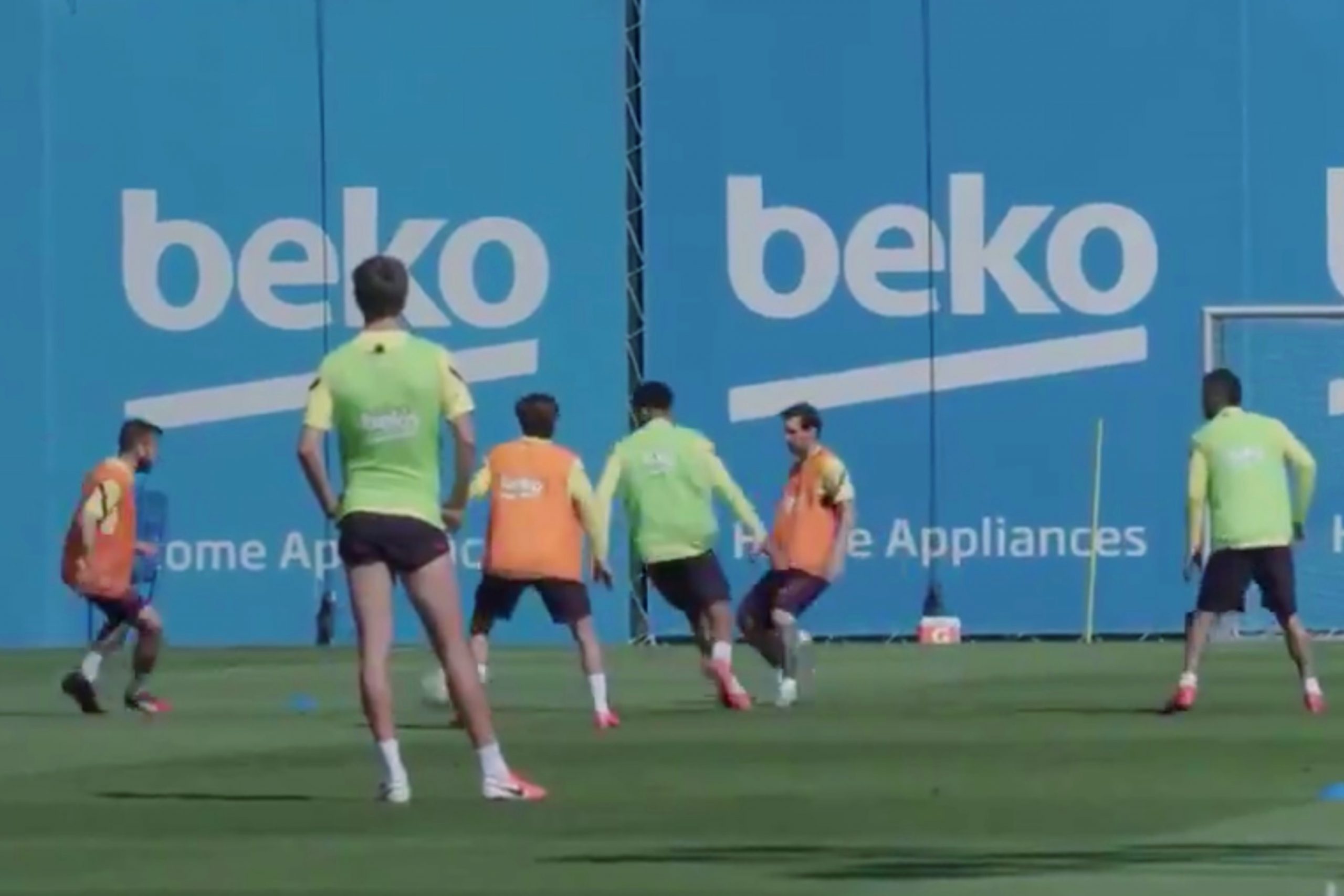 29 seconds of pure joy as Messi & co involved in a high-intensity rondo in training