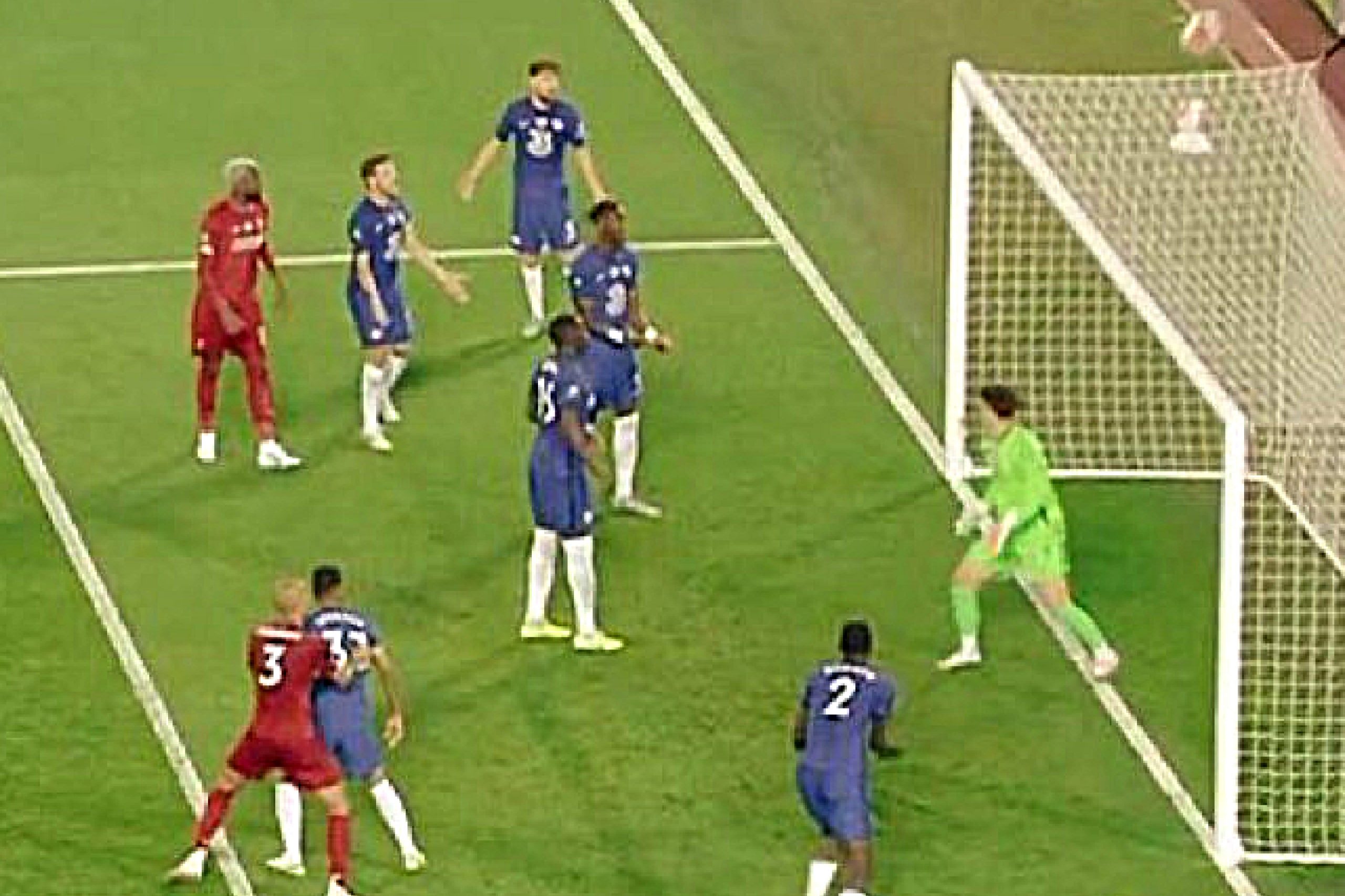 (Video) Chelsea defenders shouting at Kepa for not stepping out of his line to claim the ball