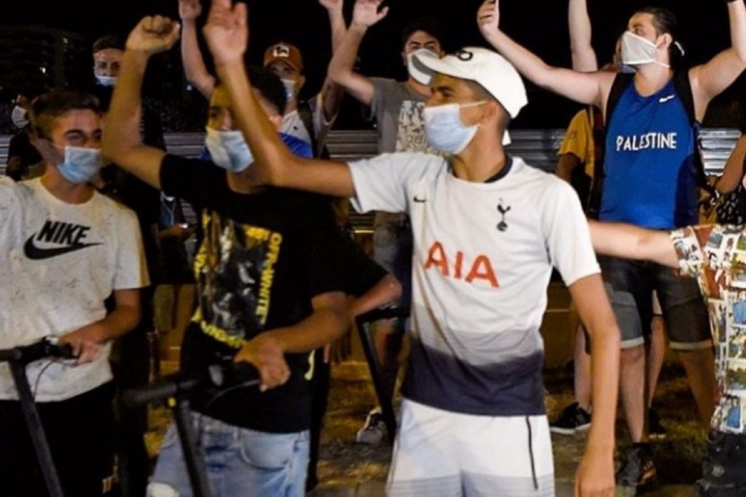 Fan spotted wearing knockoff version of 2018/19 Tottenham home kit during Barcelona protests last night
