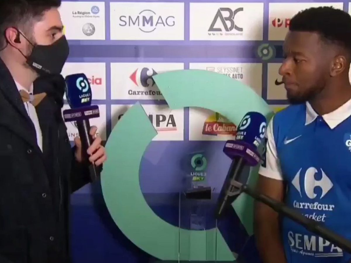 Ligue 2 forward adorably tries to pick the whole stand instead of his MOTM trophy