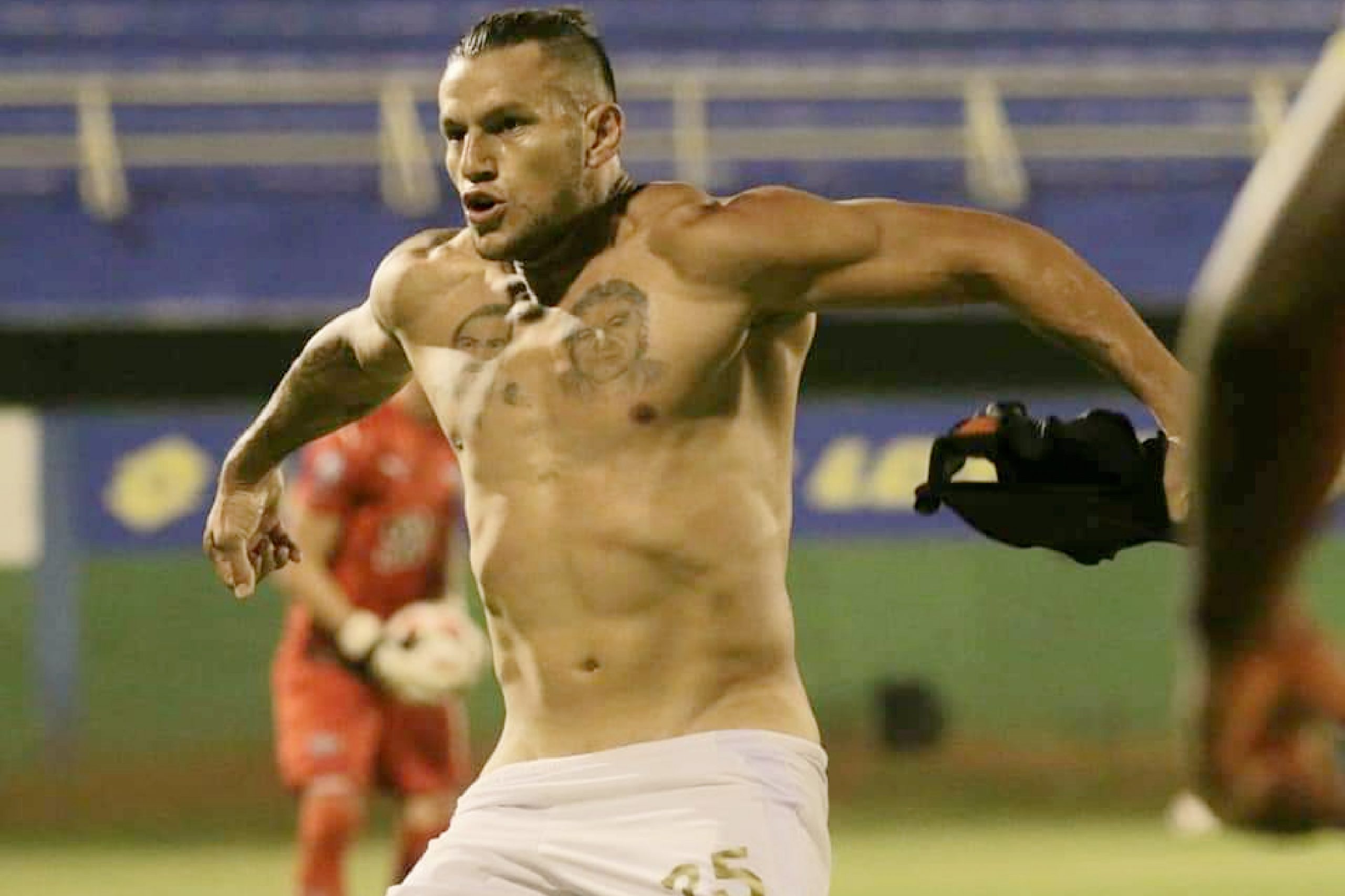 Video – Raul Bobadilla flashes waxed pubic area after goal against Libertad