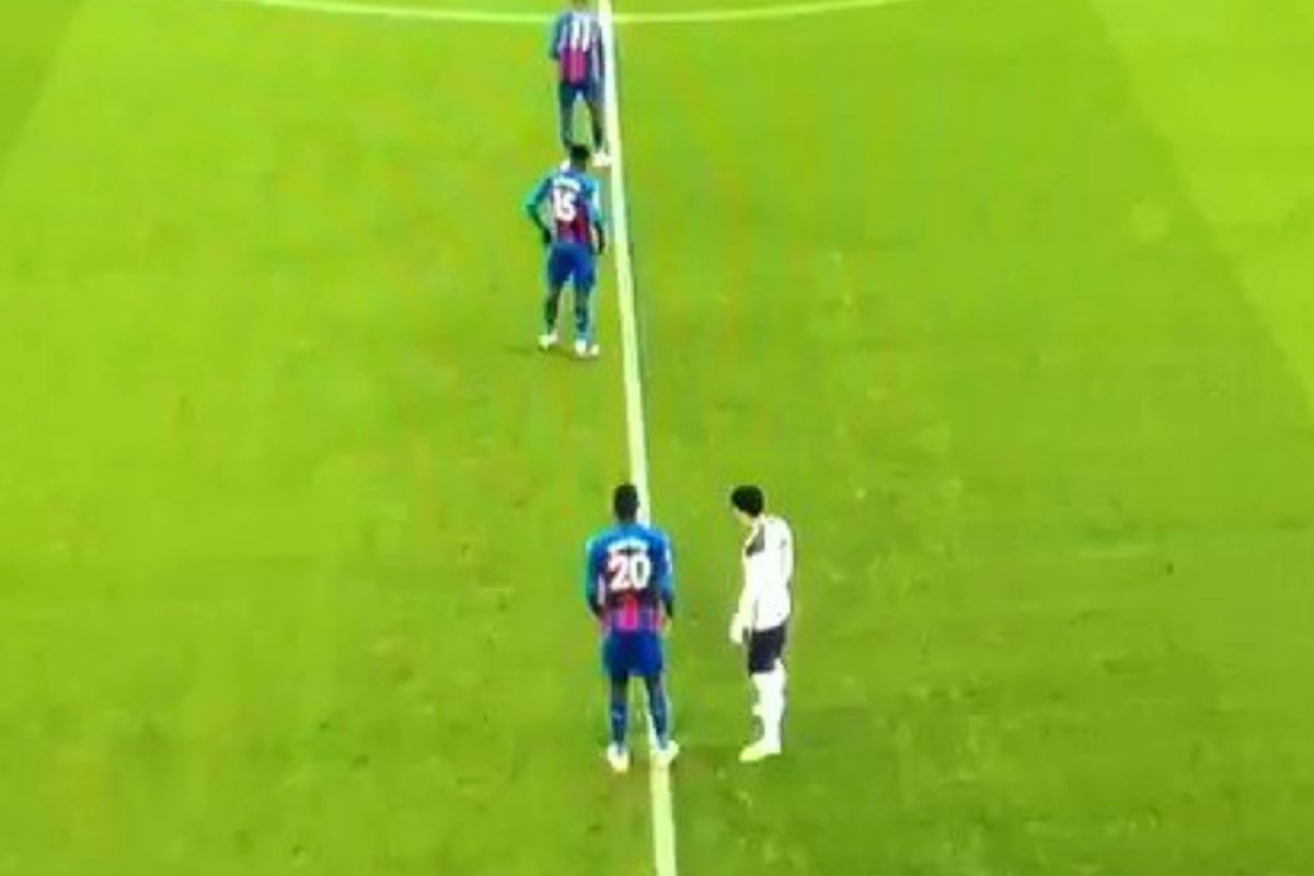 Son And Benteke wrestle each other whilst everyone else took the knee before kickoff at Selhurst Park