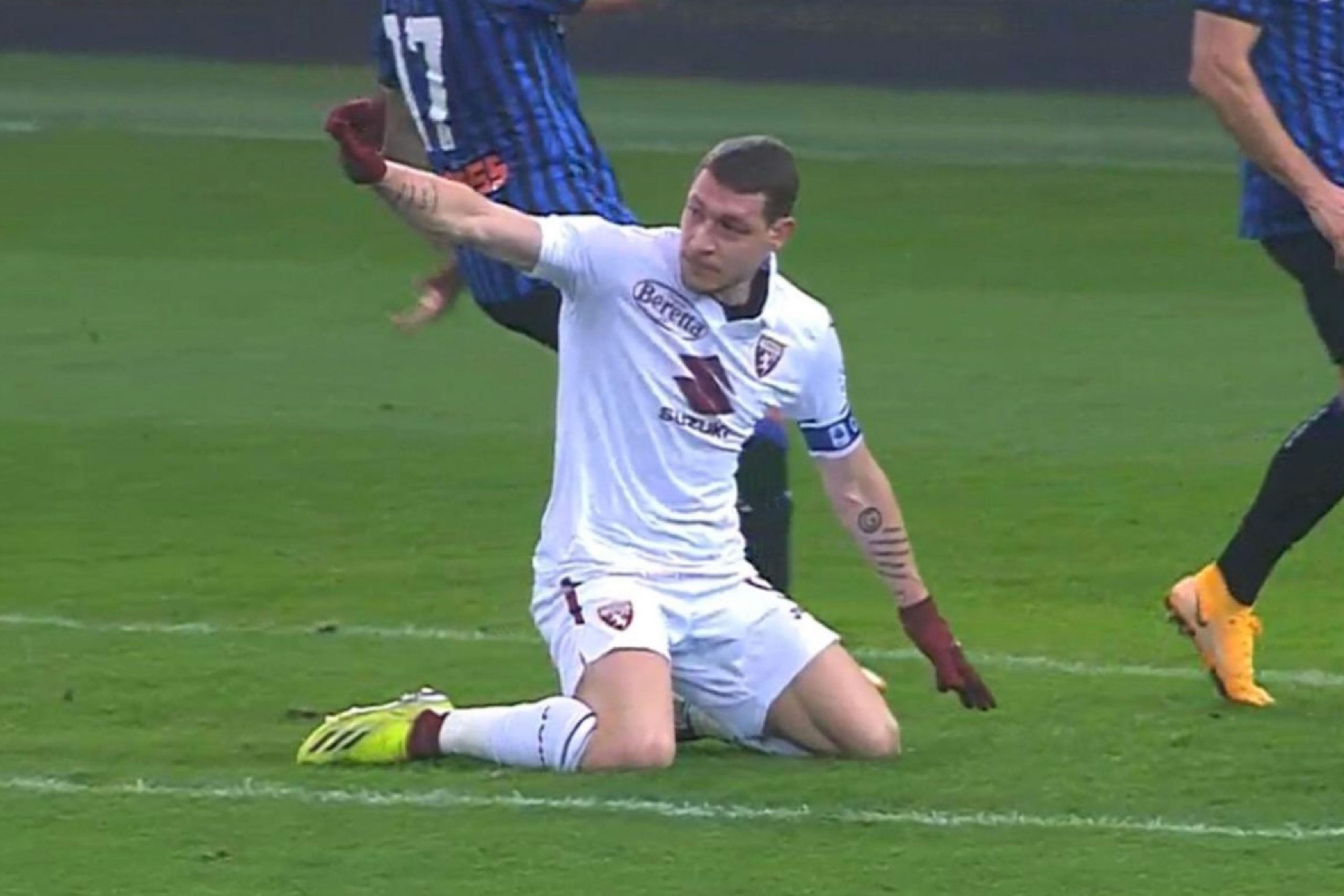Video – Andrea Belotti shows great sportsmanship, talks the referee out of booking Cristian Romero