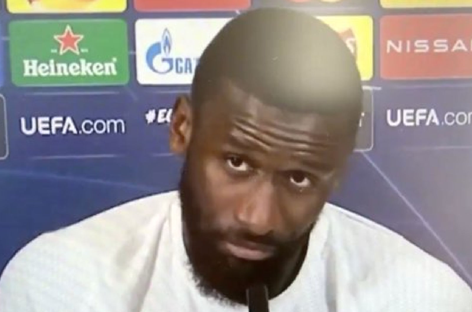 Video – Antonio Rudiger can’t hide his disgust for Matt Law during pre-Atletico press conference