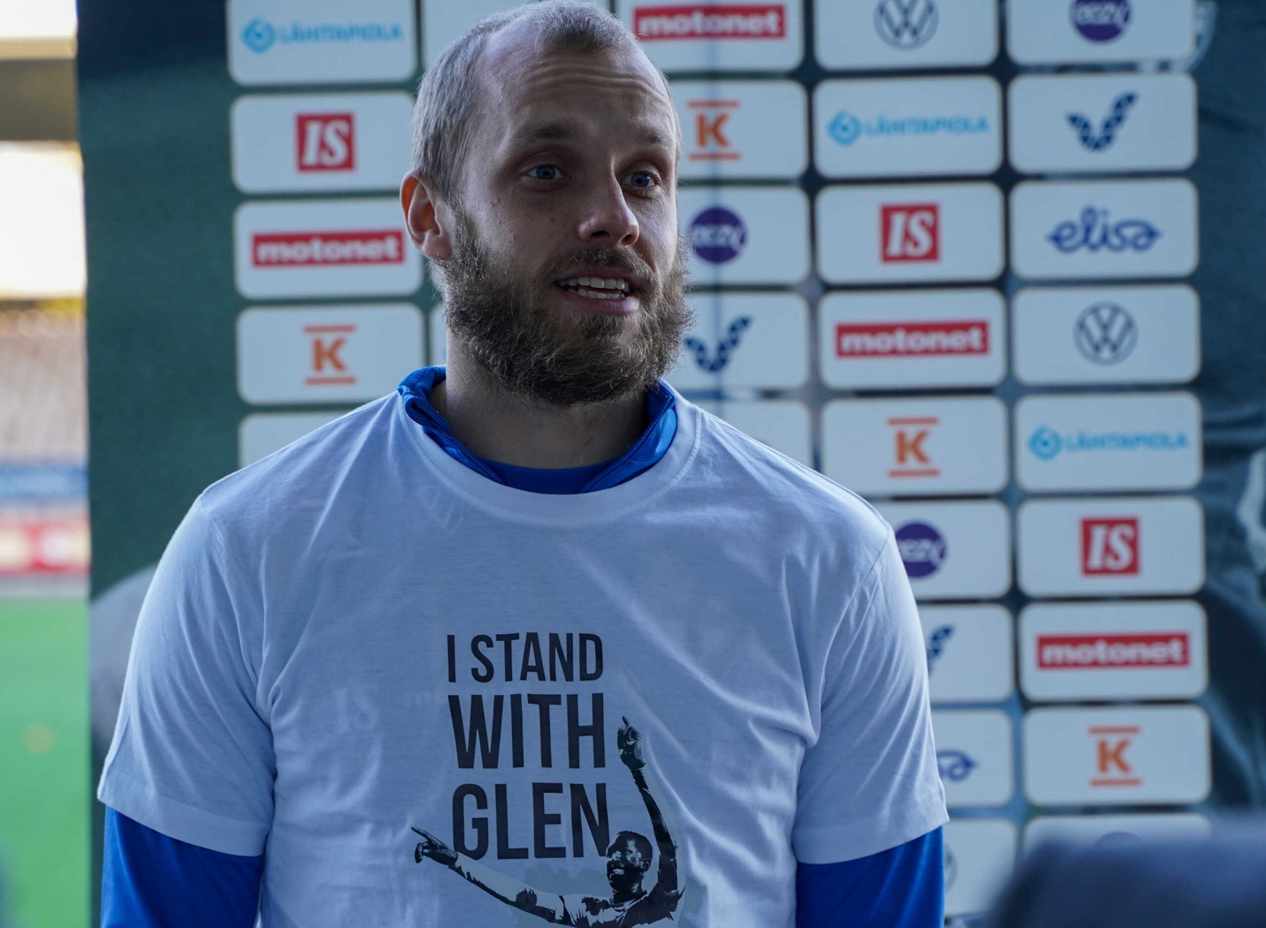 Photo – Finland players wear custom t-shirts in support of Glen Kamara