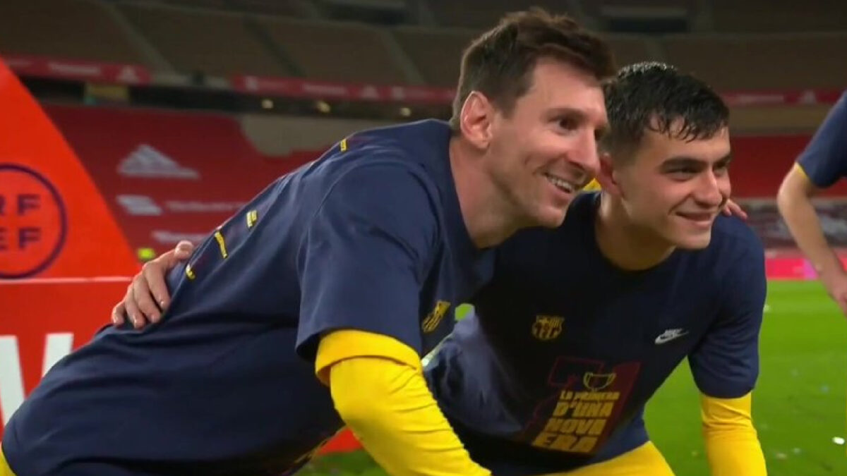 Video: Barcelona players get pictures taken with Messi like fanboys