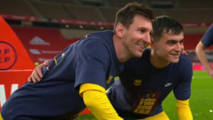 Barcelona players get pictures taken with Messi like fanboys