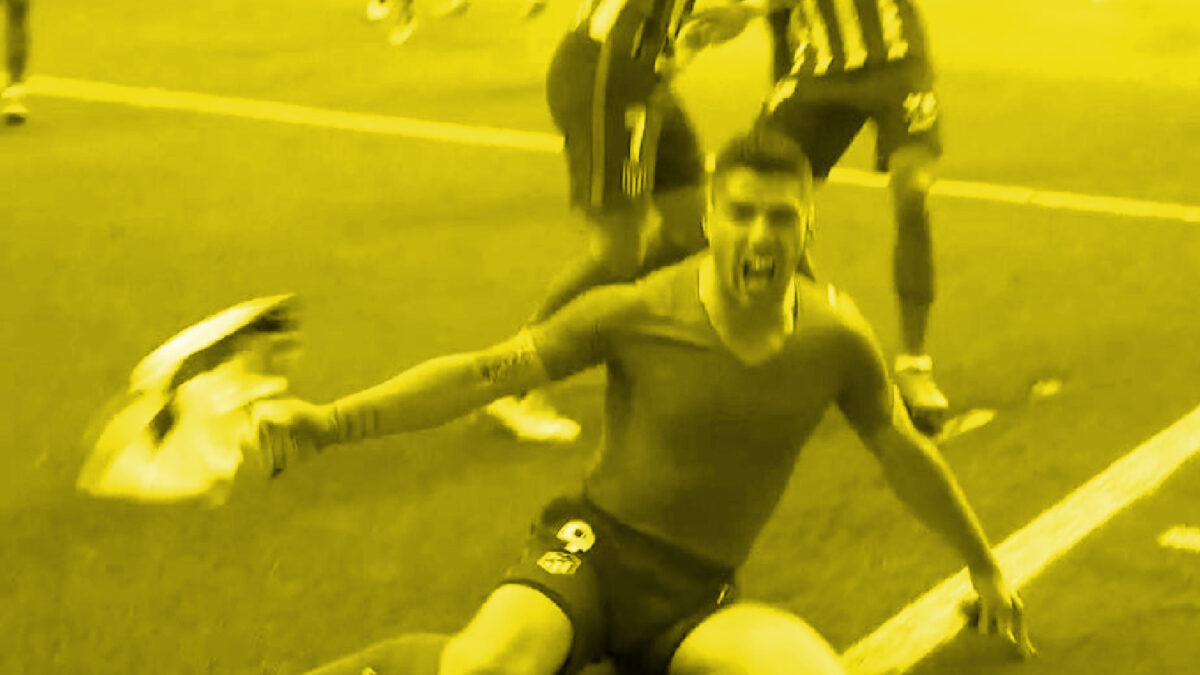Luis Suarez celebrating after scoring a goal against Osasuna