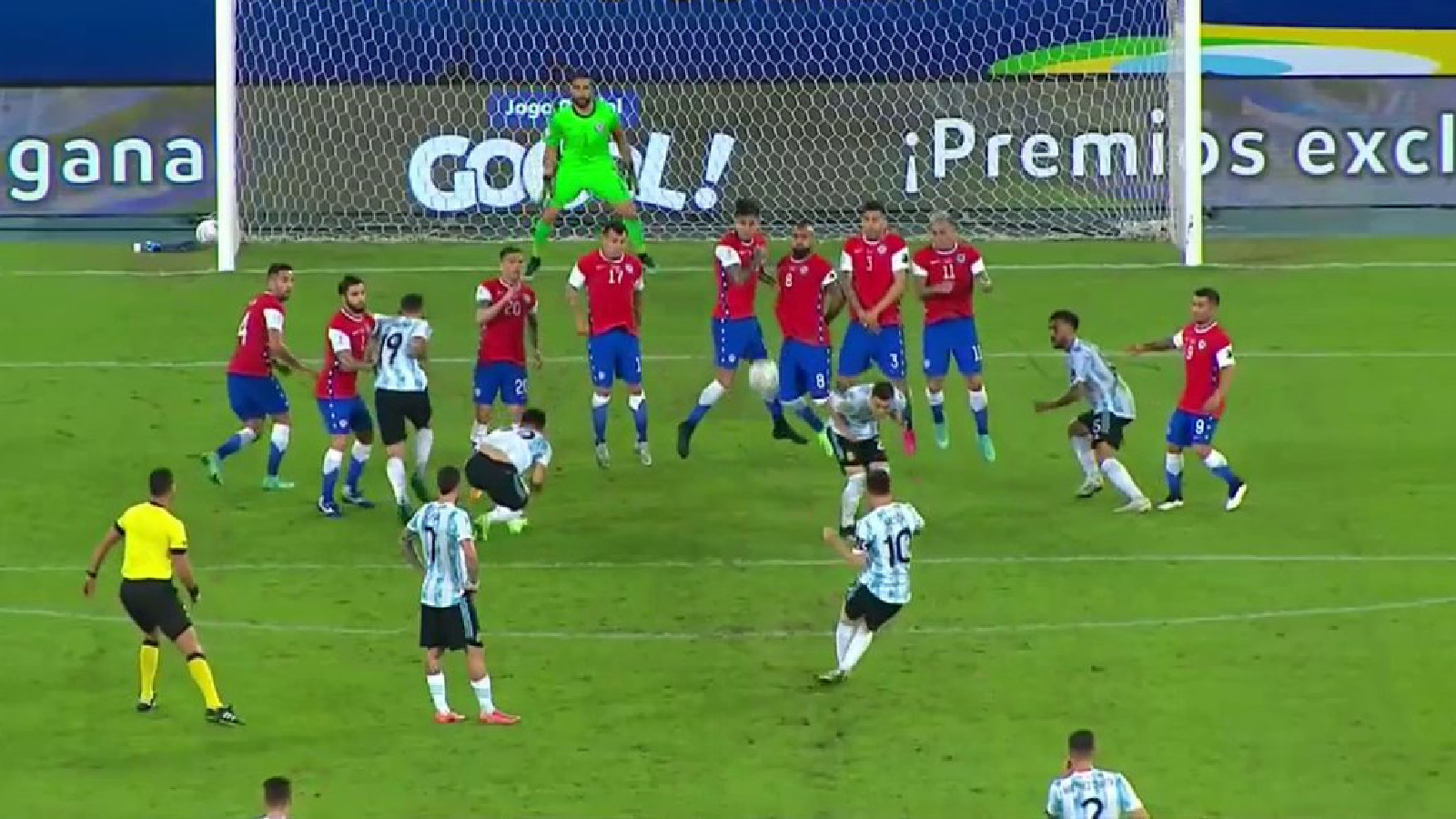 Lionel Messi in the process of scoring a picture perfect free kick against Chile