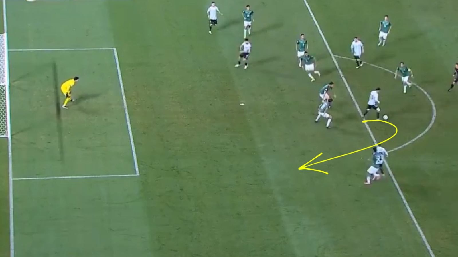 Lionel Messi with his back towards the two Bolivian defenders before making a pass in completely different direction
