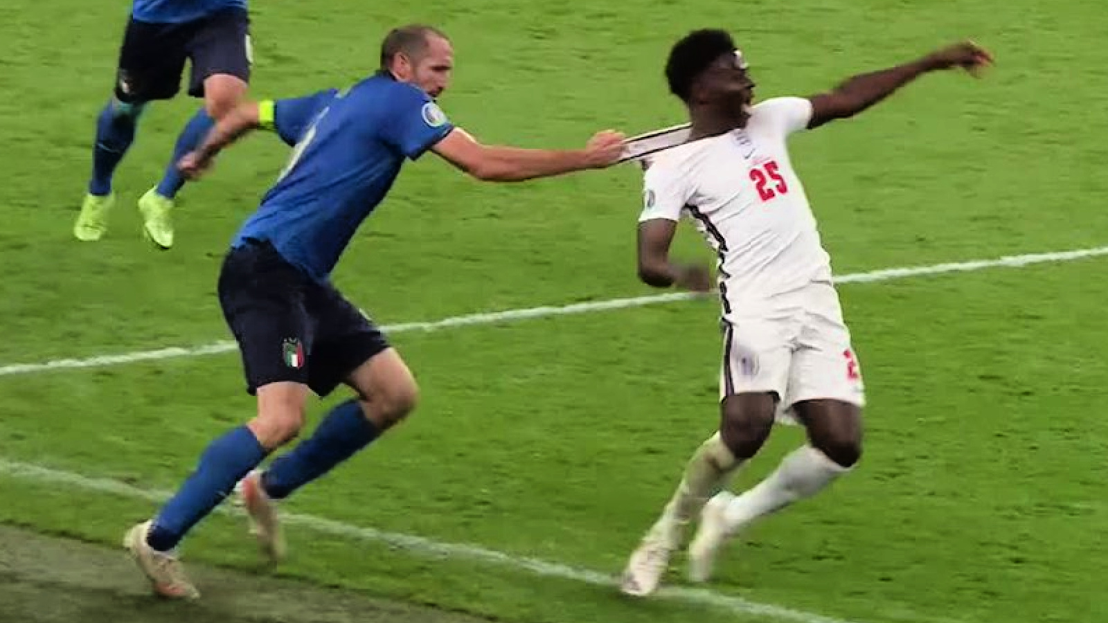 Watch: Giorgio Chiellini cripples Bukayo Saka with horse-collar tackle