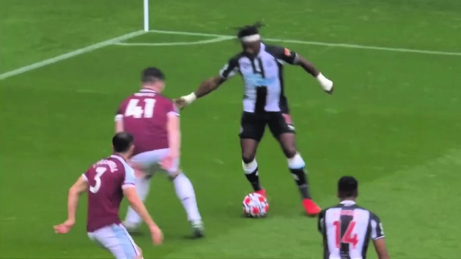 Twitter reacts as Allan Saint-Maximin leaves Declan Rice in the dust and grabs outstanding assist