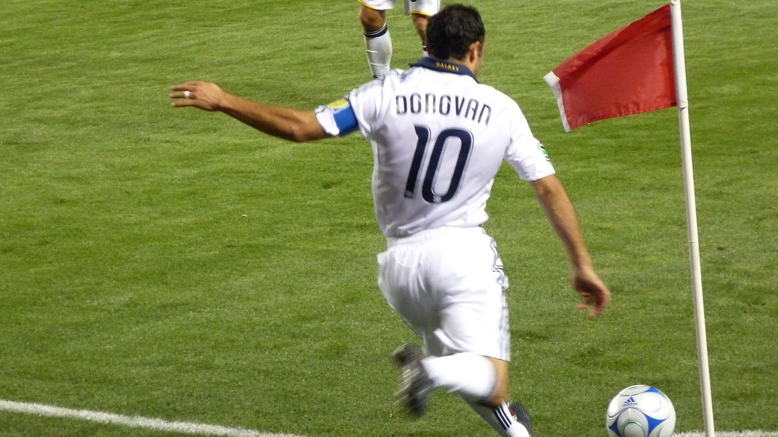 Landon Donovan taking a corner kick for LA Galaxy