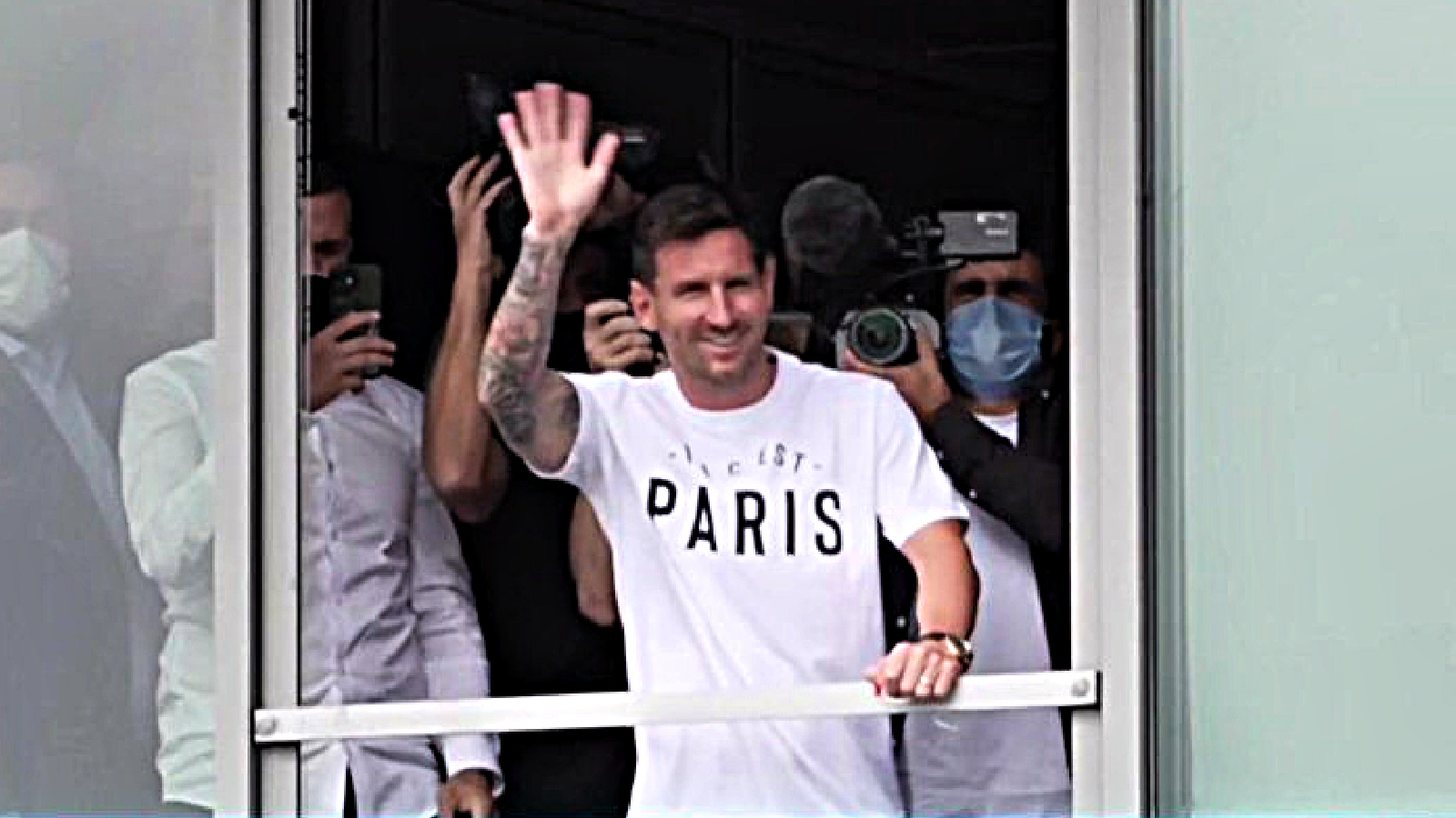 Watch: Lionel Messi waves at PSG fans from the window of Paris airport