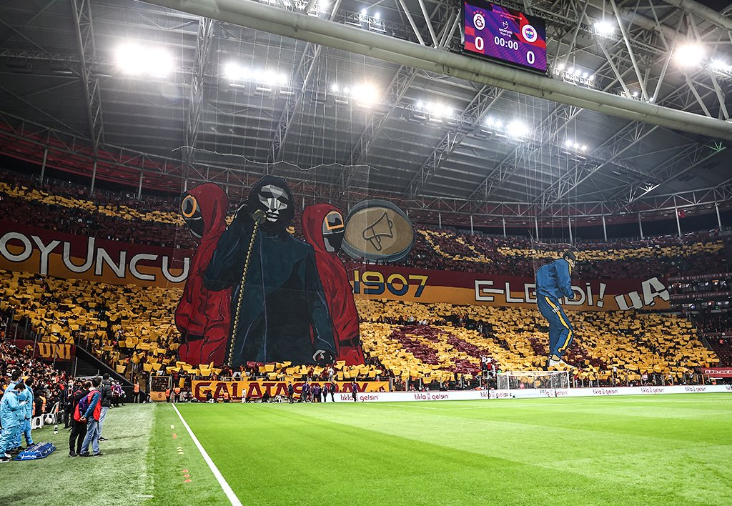 Galatasaray fans display a Squid Game-inspired tifo