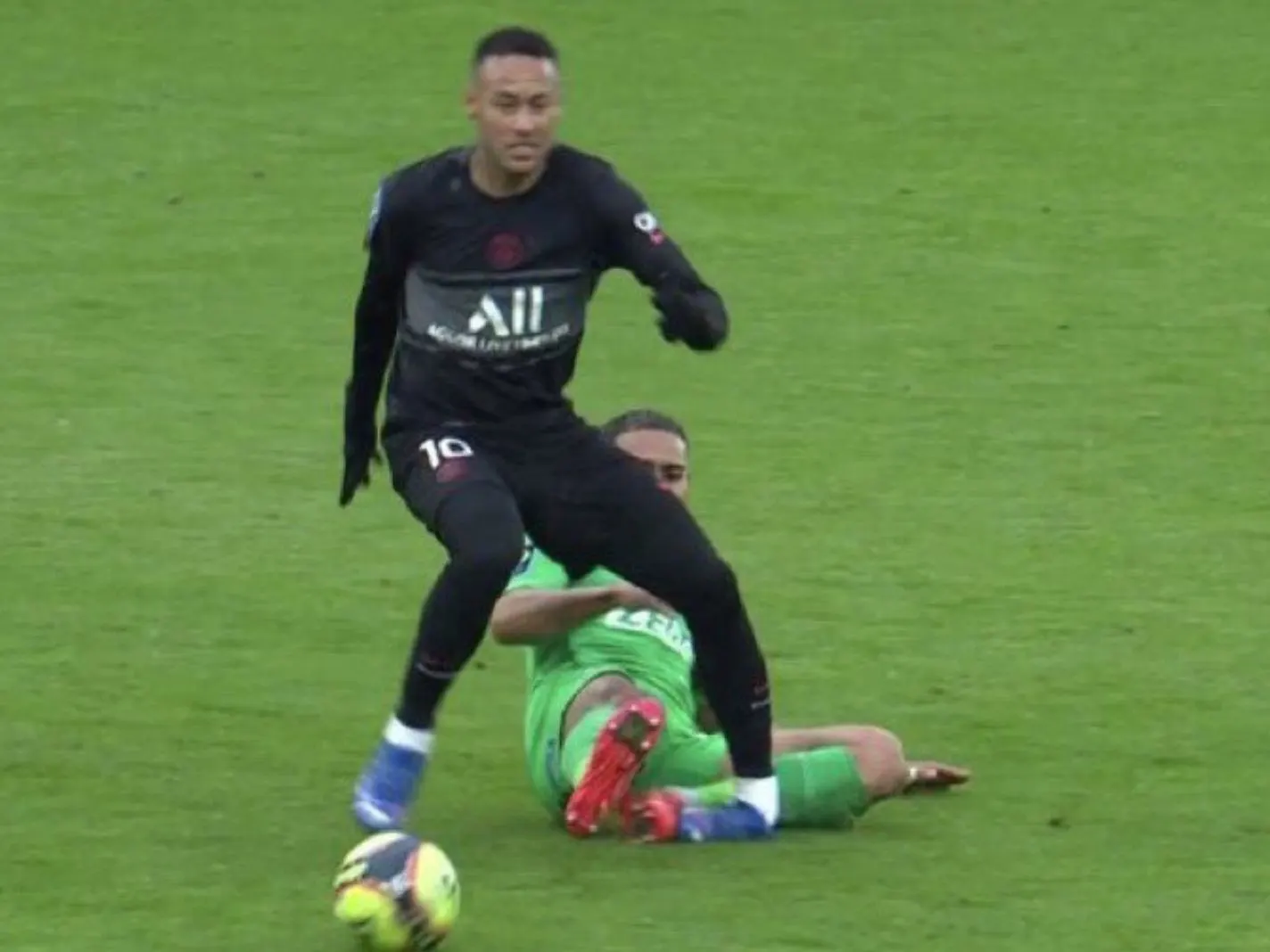 Neymar gets ankle twisted