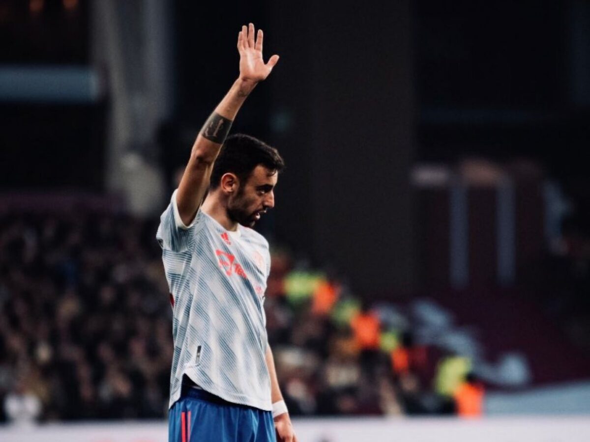 Bruno Fernandes about to take a corner for Man United