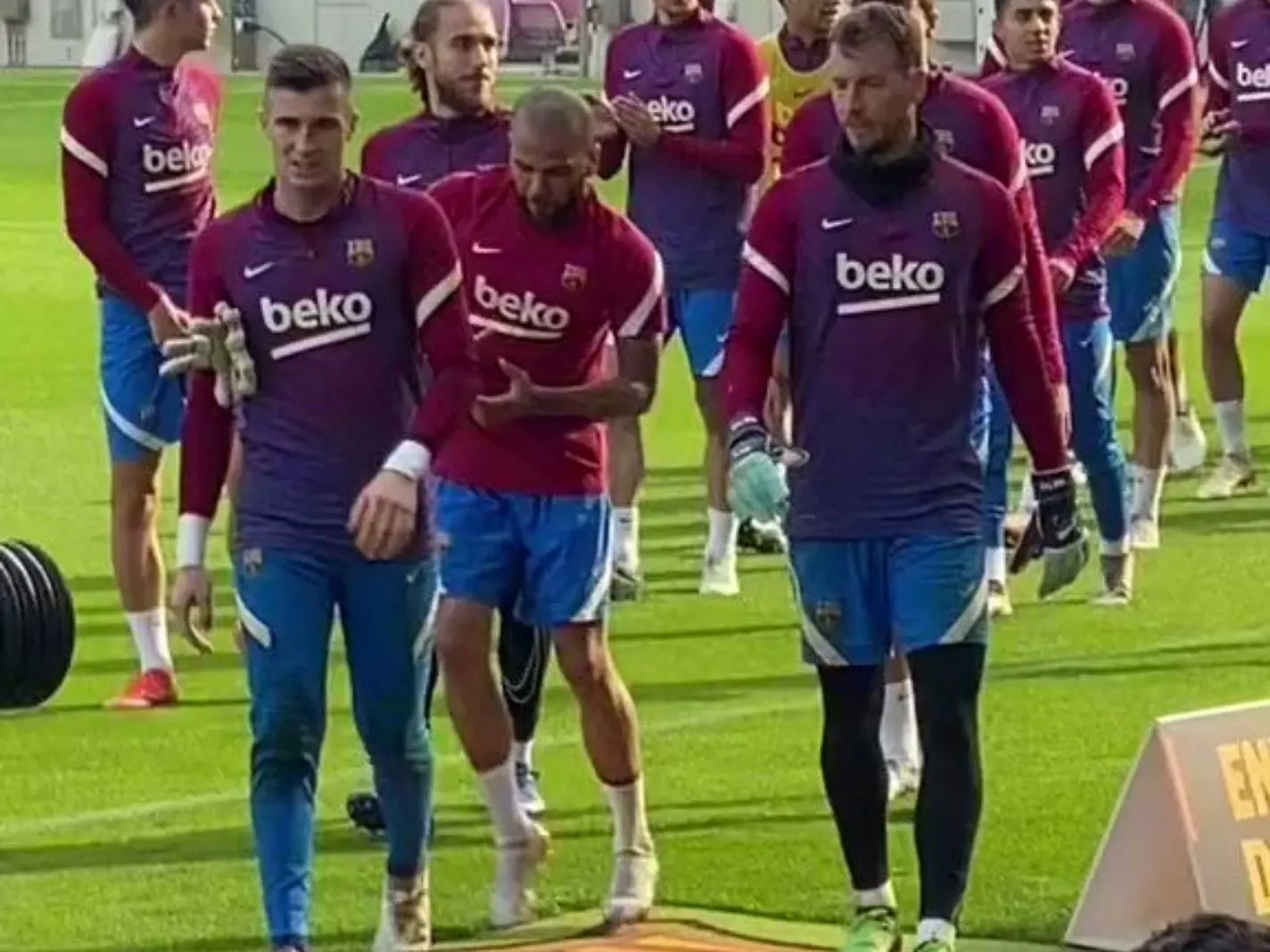 Dani Alves avoids walking over the Barcelona crest