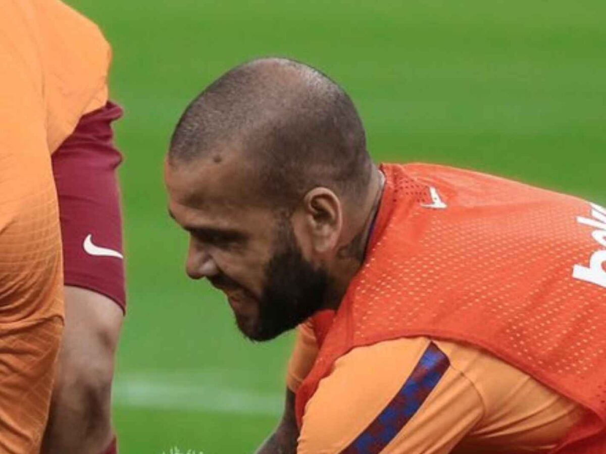 Dani Alves helps Gavi with shoelaces