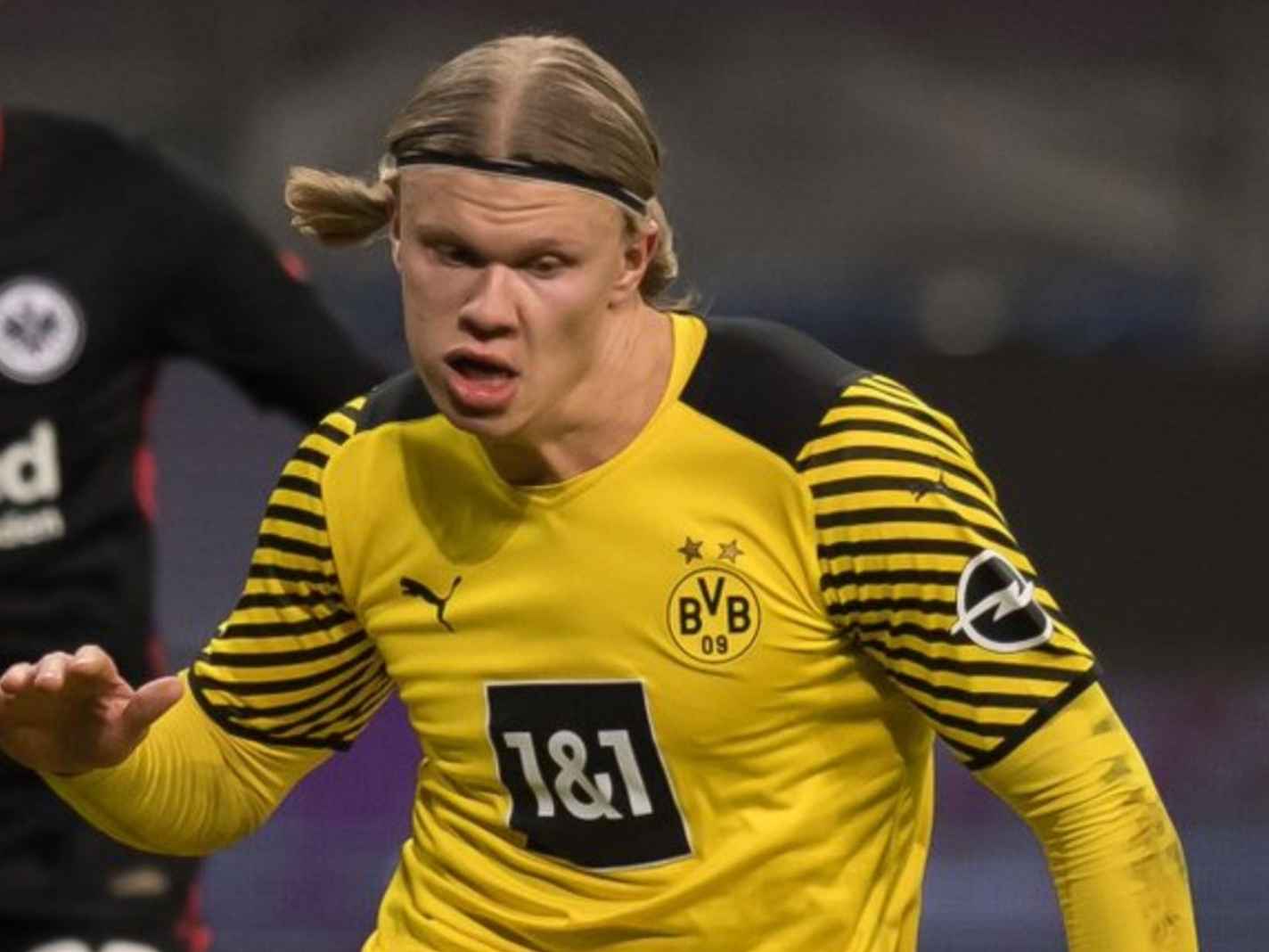 Watch Erling Haaland stay calm by singing during win against Eintract Frankfurt