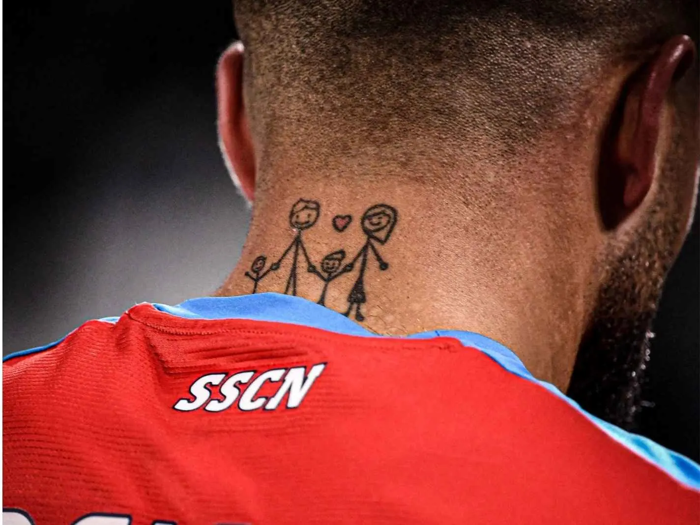 Lorenzo Insigne has a tattoo at the back of his neck