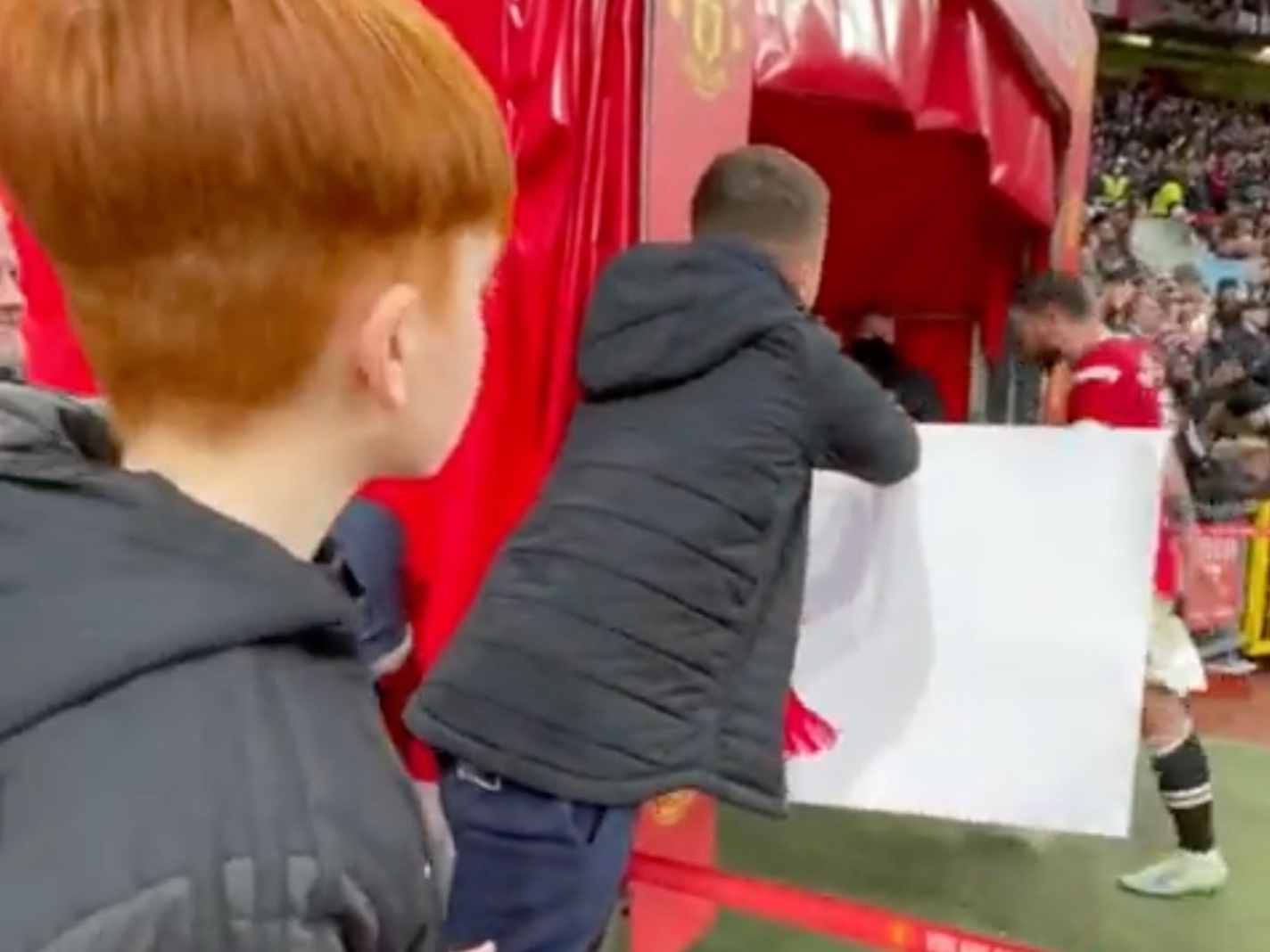 Bruno Fernandes ignores two young Man United fans who held banner asking for his shirt