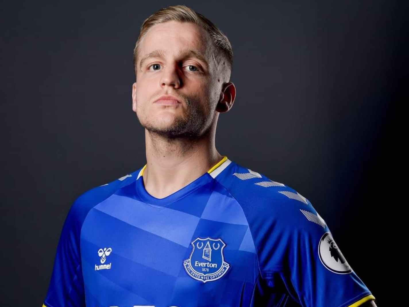 Donny van de Beek in Everton kit