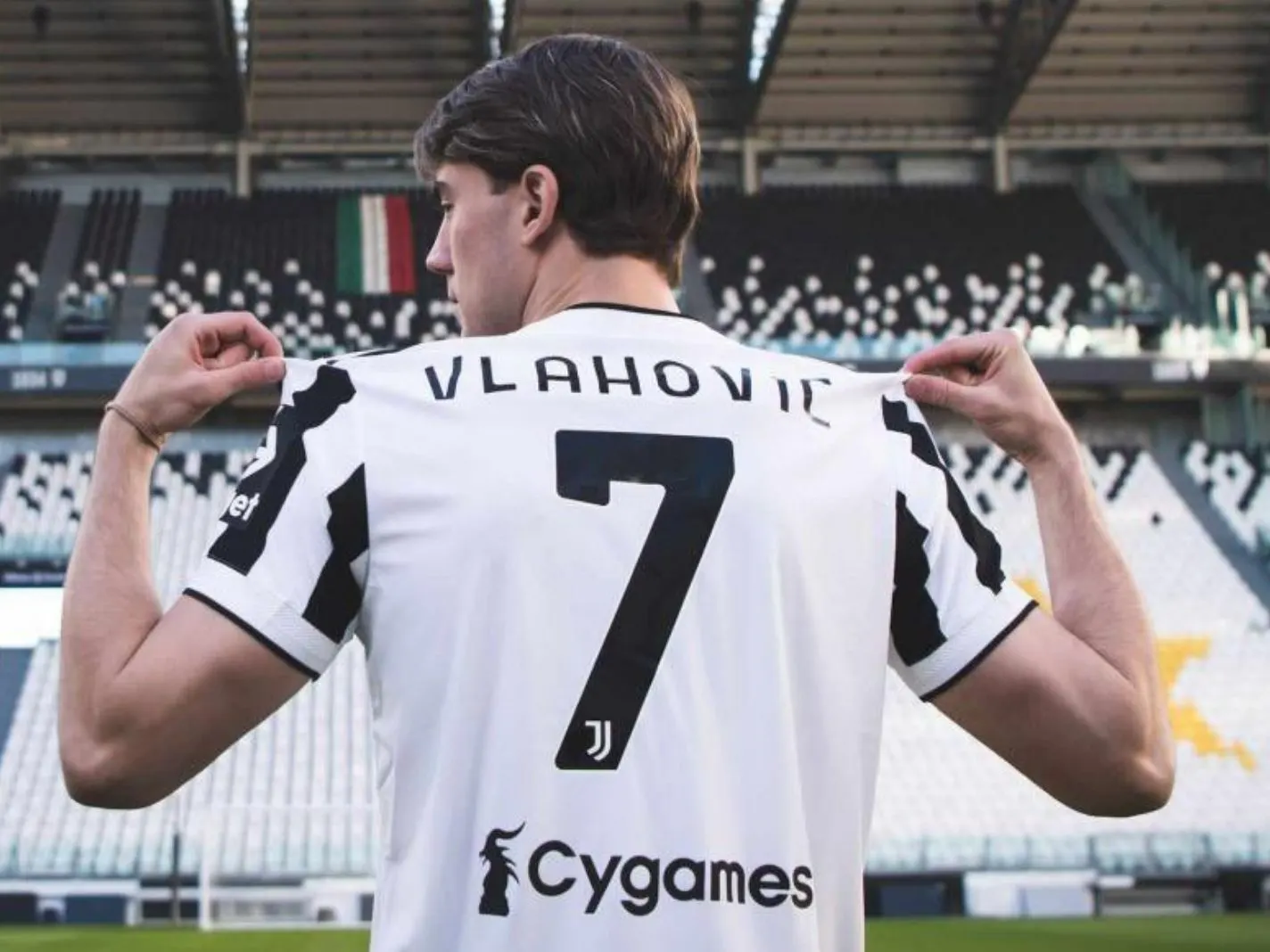 Dusan Vlahovic in Juventus kit