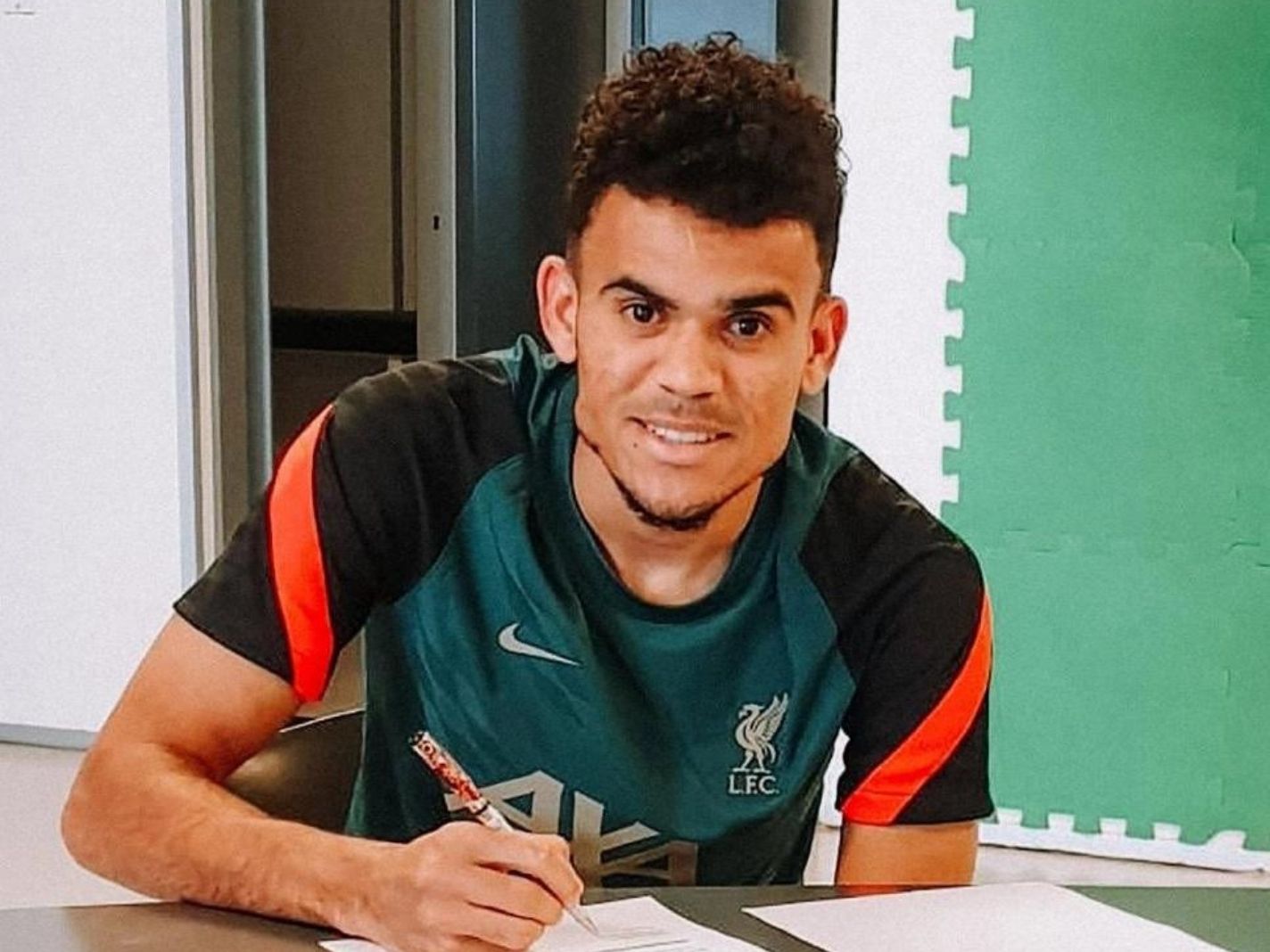 Luis Diaz signs his Liverpool contract