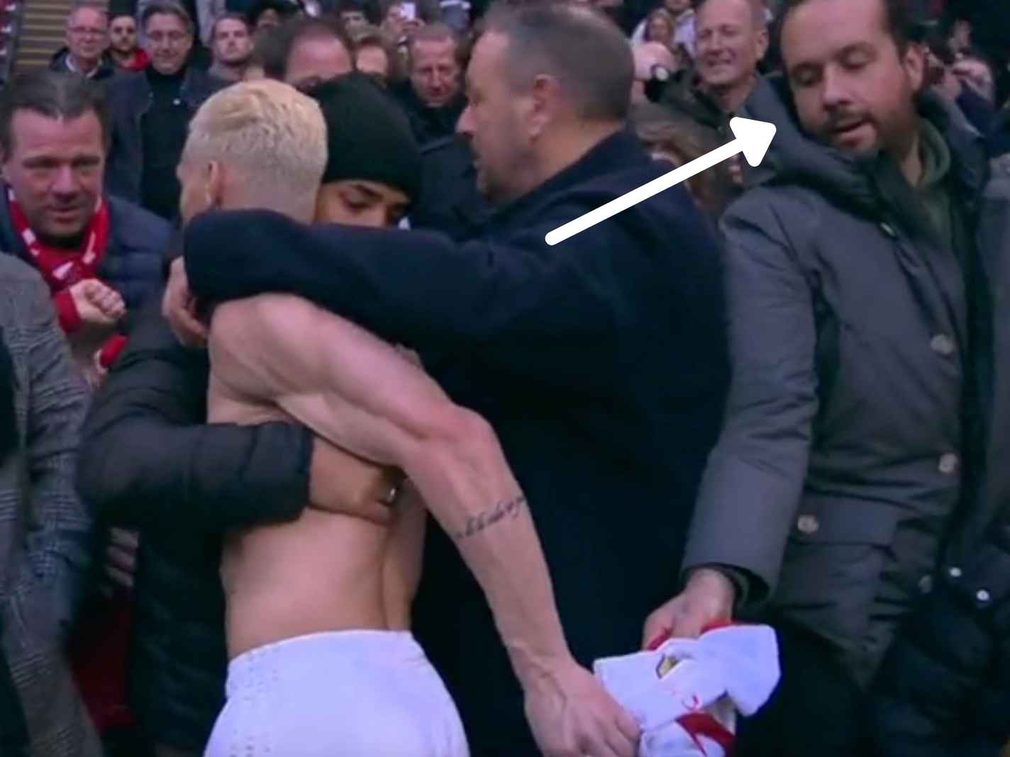 Ajax fan grabs Antony's shirt in front of young supporters