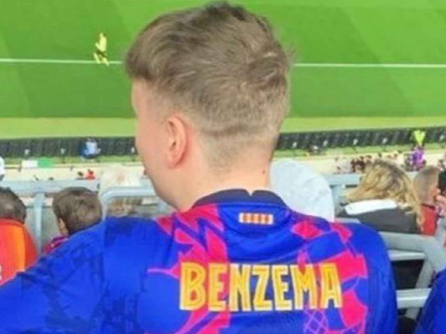Fan spreads Karim Benzema propaganda at the back of his Barcelona kit