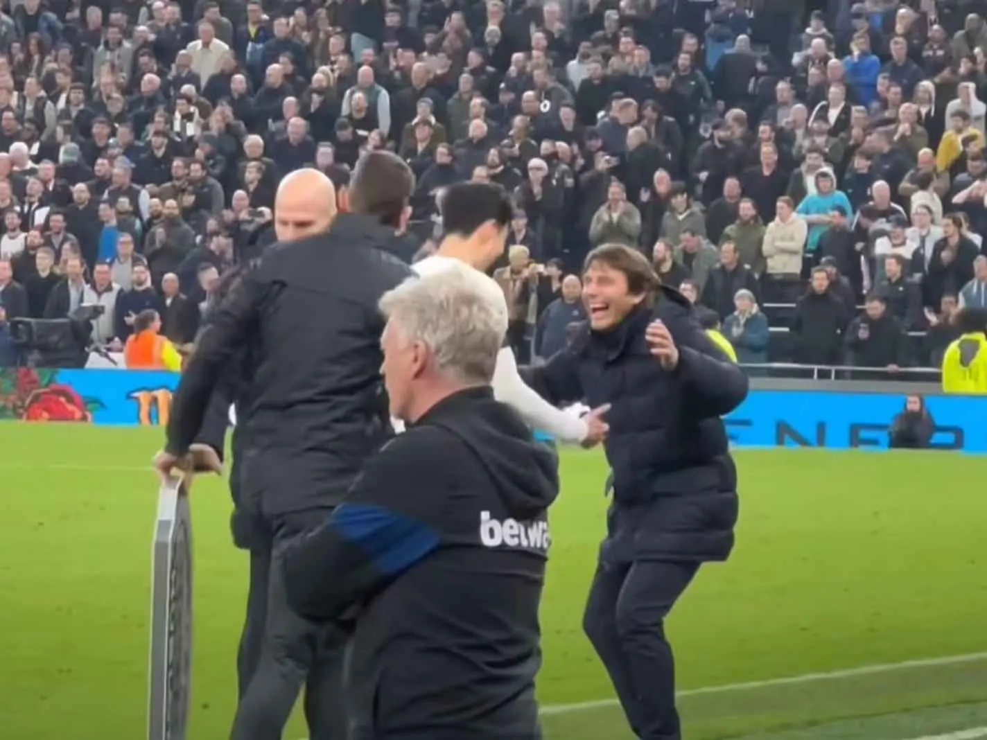 Find someone who looks at you the way Conte looks at Son.