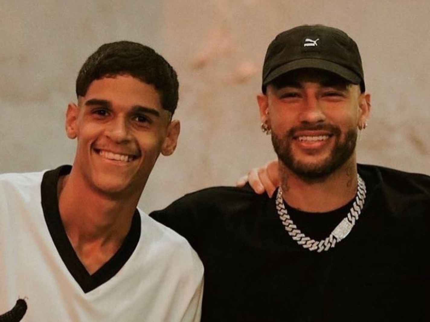 Neymar (right) in Santos with Luva de Pedreiro