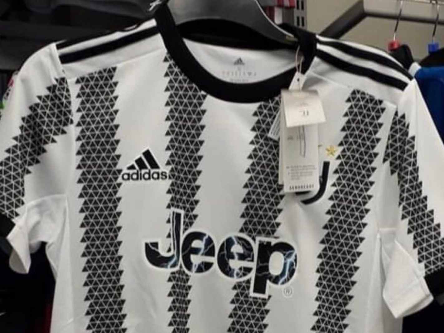 Like TV Static: Twitter reacts to leaked Juventus home kit for 22/23 season