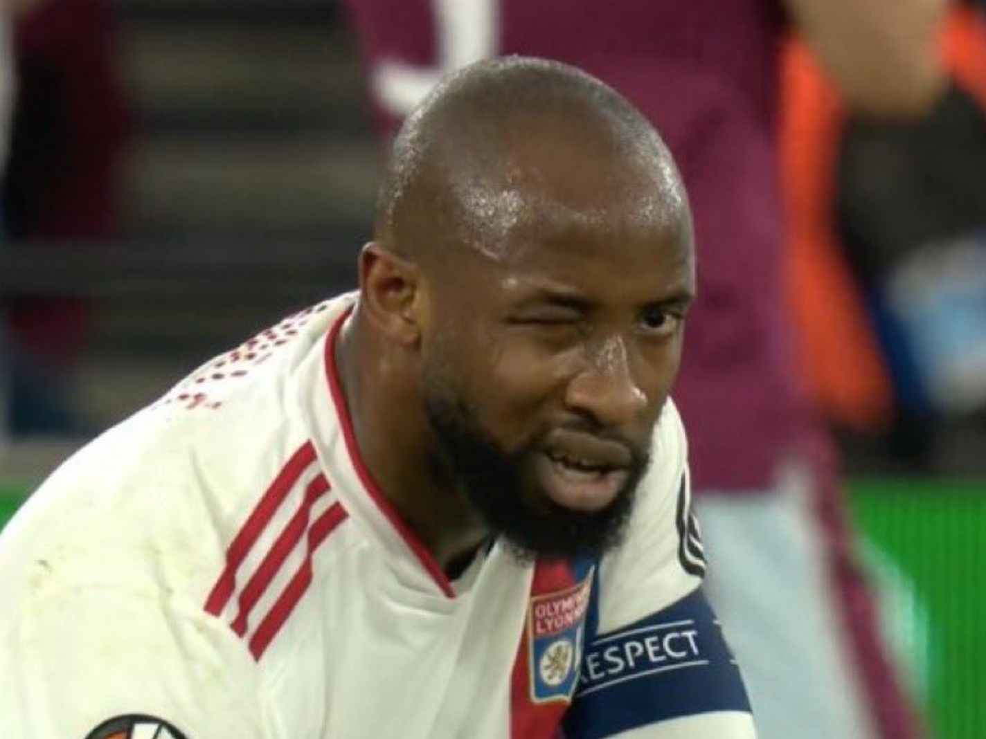 Moussa Dembele's Winking Reaction To Aaron Cresswell's Red Card