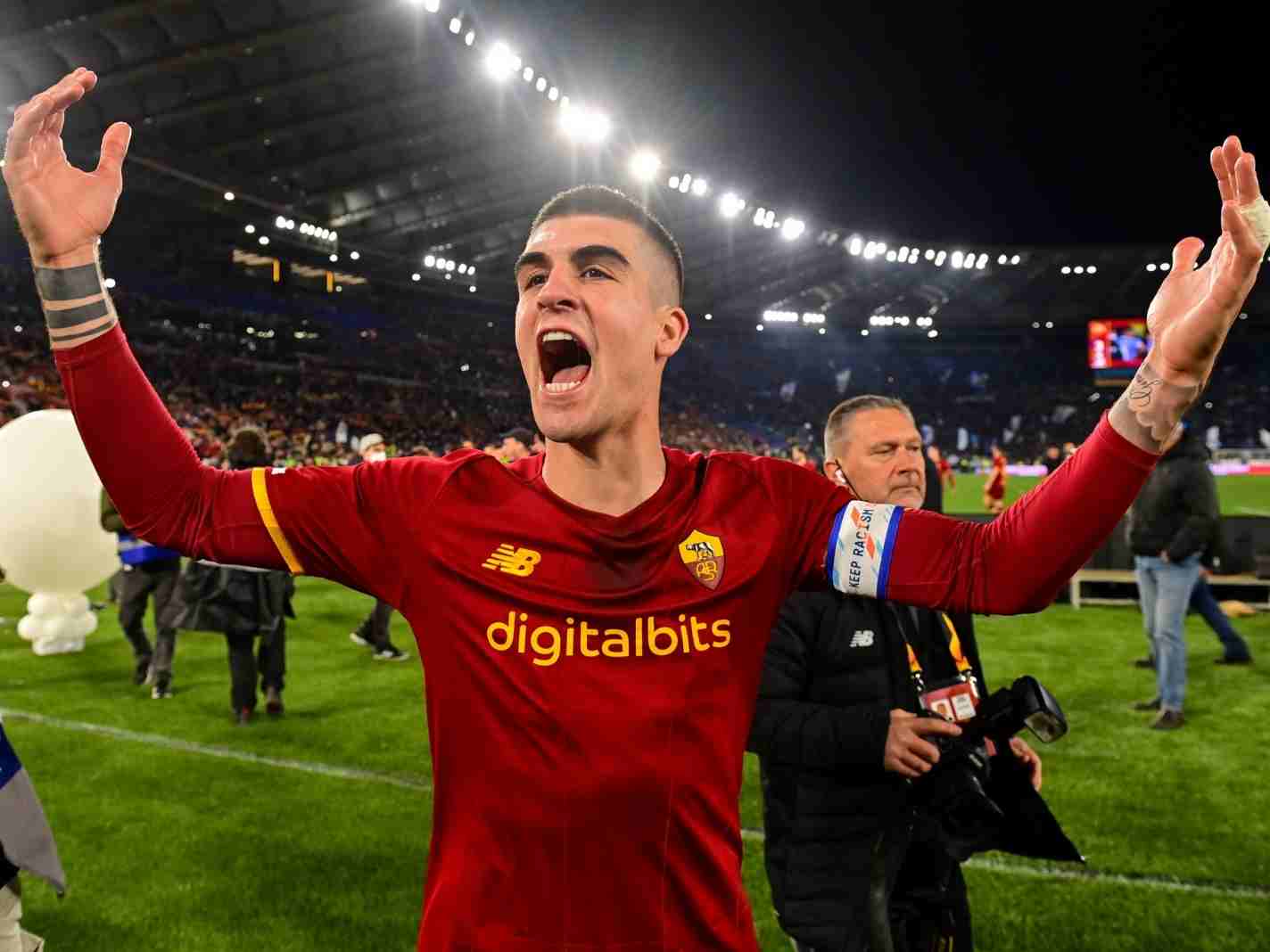 Gianluca Mancini with his arms wide open and celebrating AS Roma's Conference LEague w