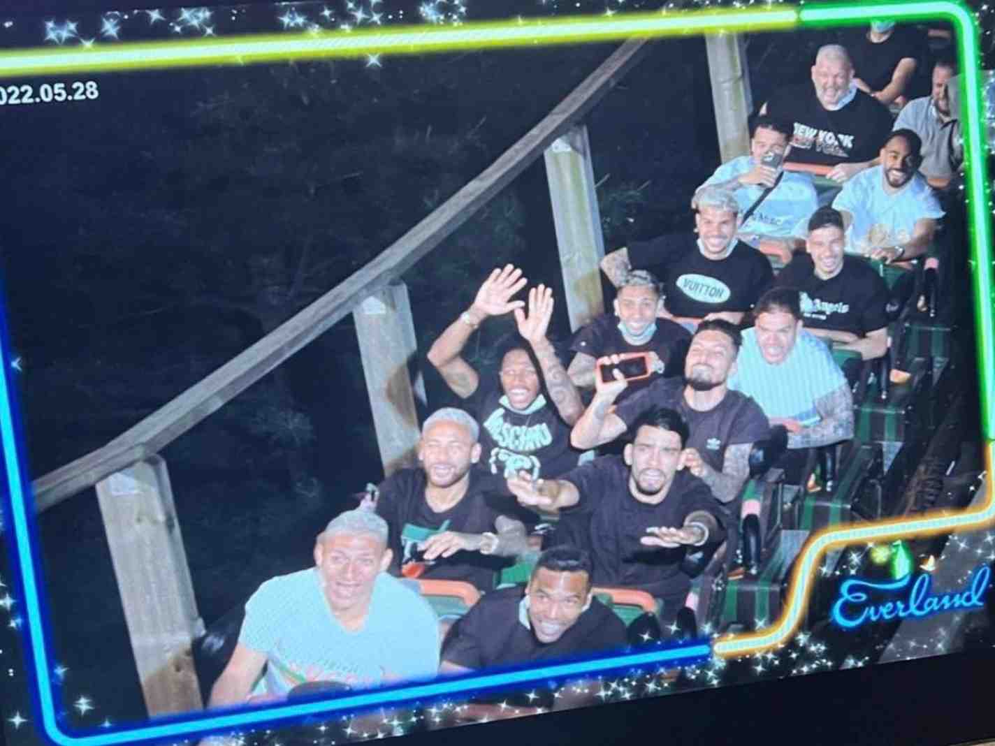 Brazilian footballers jump on Korean rollercoaster and the photo is happiness in nutshell