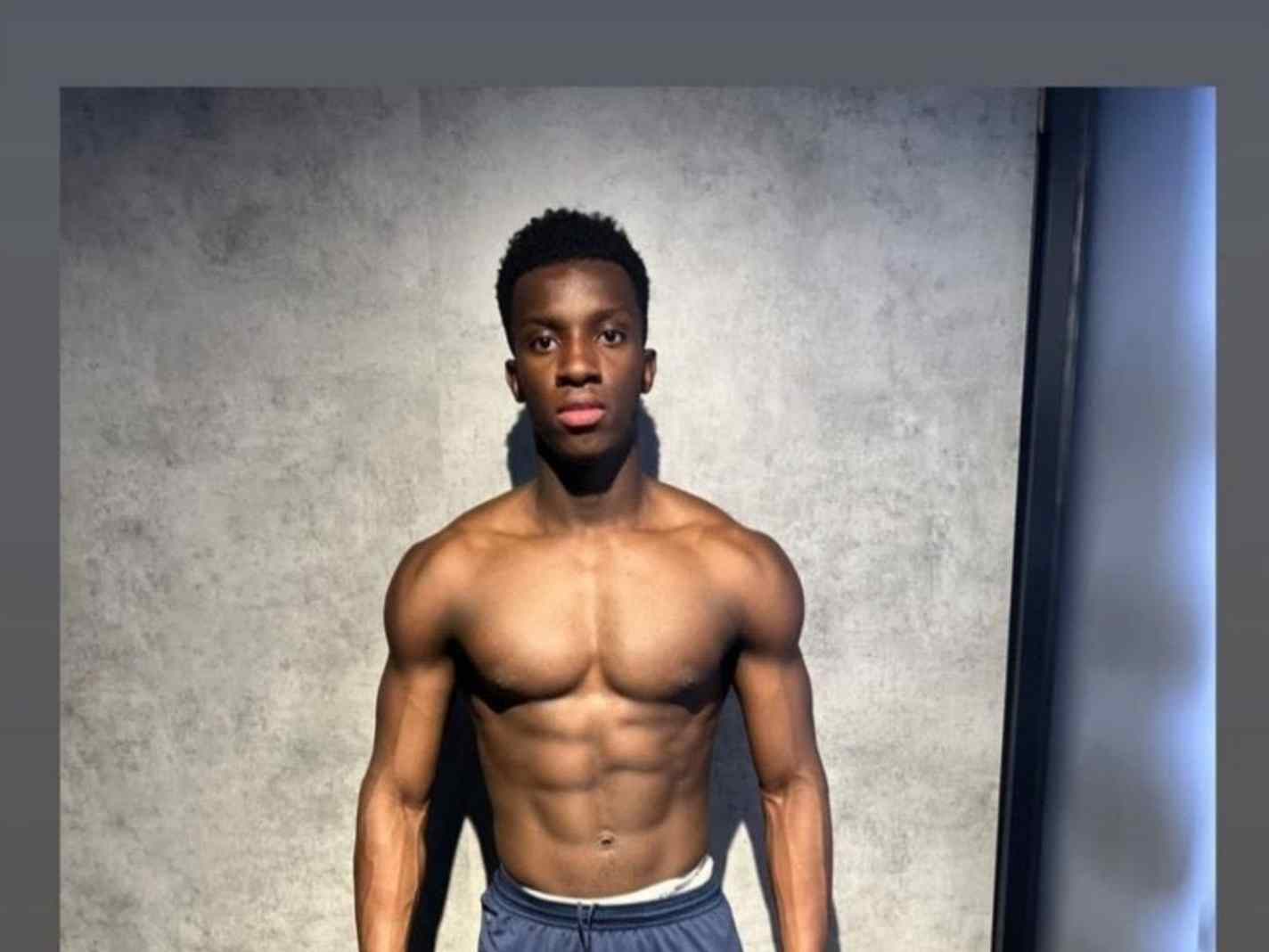 The photo shows Eddie Nketiah showing off his ripped physique in new gym photo.