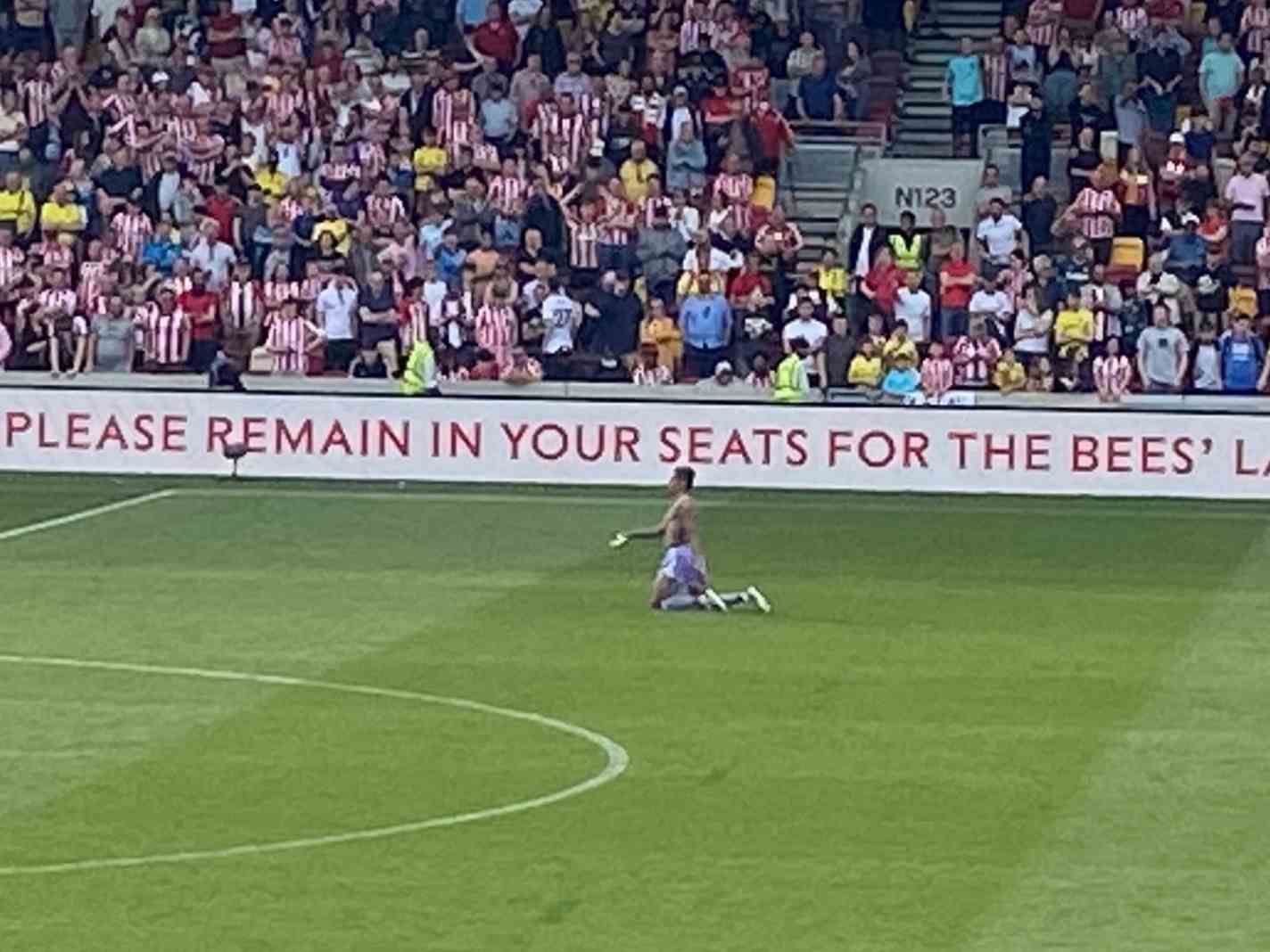 Here’s why Raphinha walked the length of the Brentford pitch on his knees