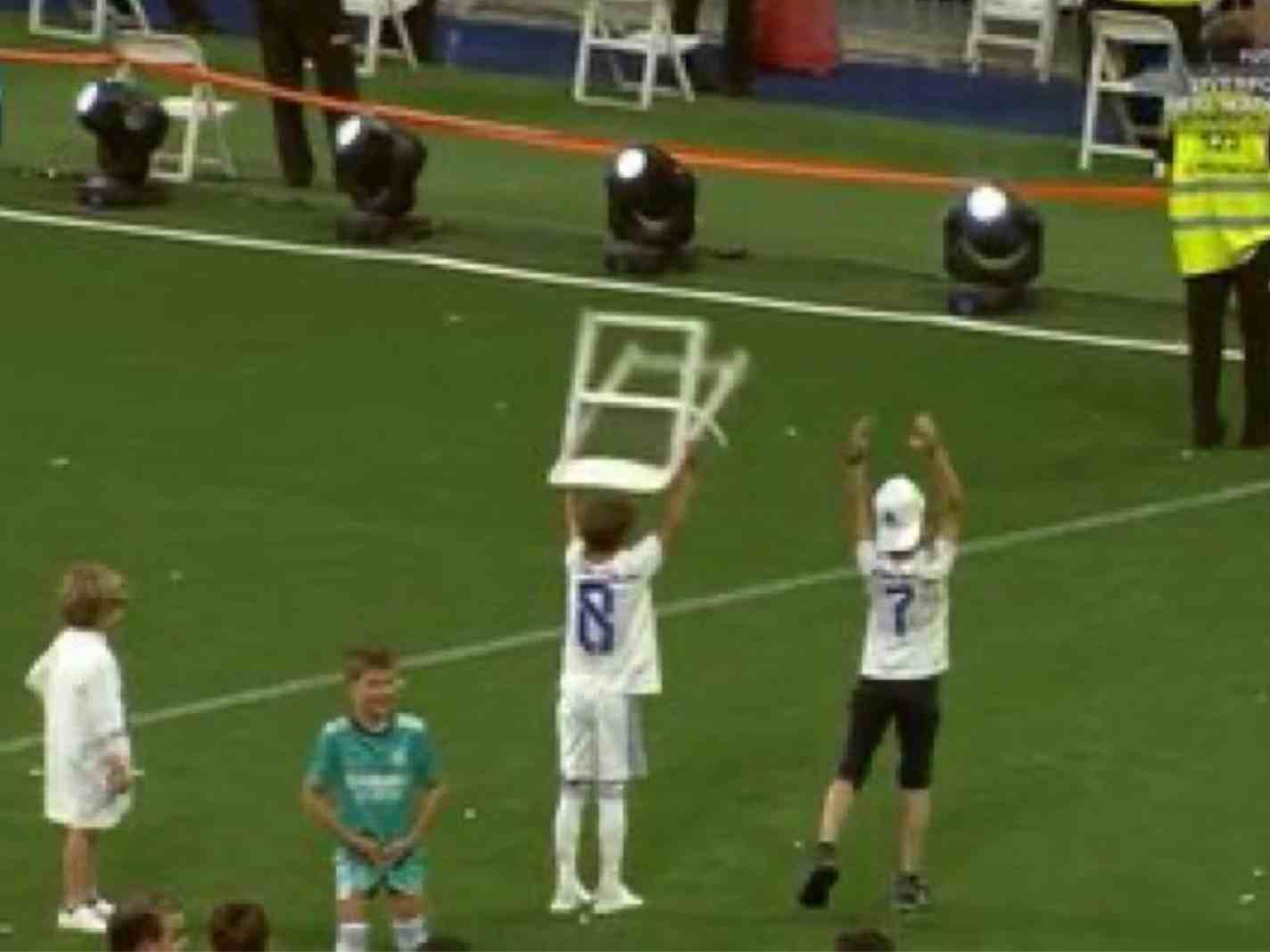 Toni Kroos' son Leon and Eden Hazard's son Leo with the chair celebration