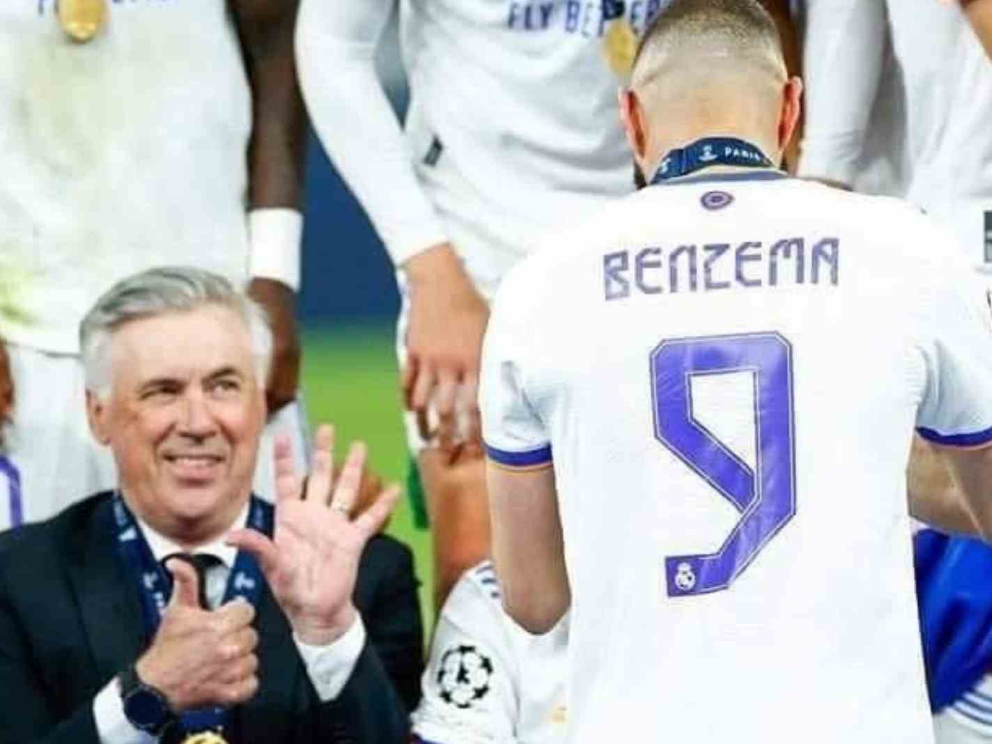 Carlo Ancelotti shows 6 fingers to Karim Benzema