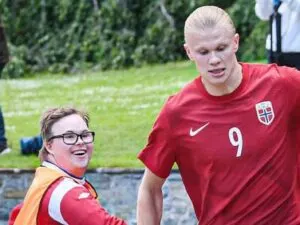 Erling Haaland plays football with disabled individual