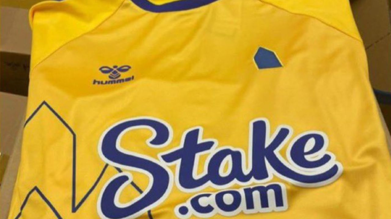 Badgeless 22/23 Third Kit Points to Modern Everton Rebrand