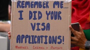 Fans Hail Woman Who Held VISA Application Banner Aimed at Antony, Casemiro And Martinez