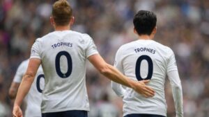 Harry Kane and SOn HEung-min wearing kits with ‘0 trophies’ at the back
