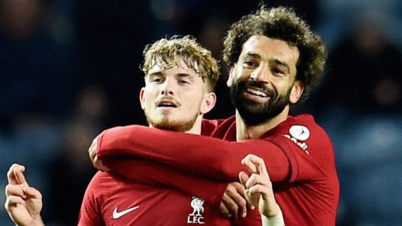 These Pics of Mo Salah Waiting For Harvey Elliott’s Goal To Be Validated Are So Cute￼